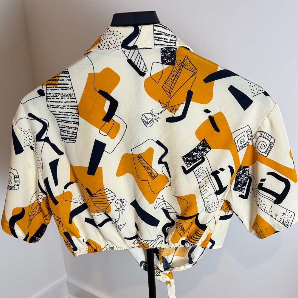 SHEIN Abstract Print Button-Up Tie Front Top - Picture 4 of 4